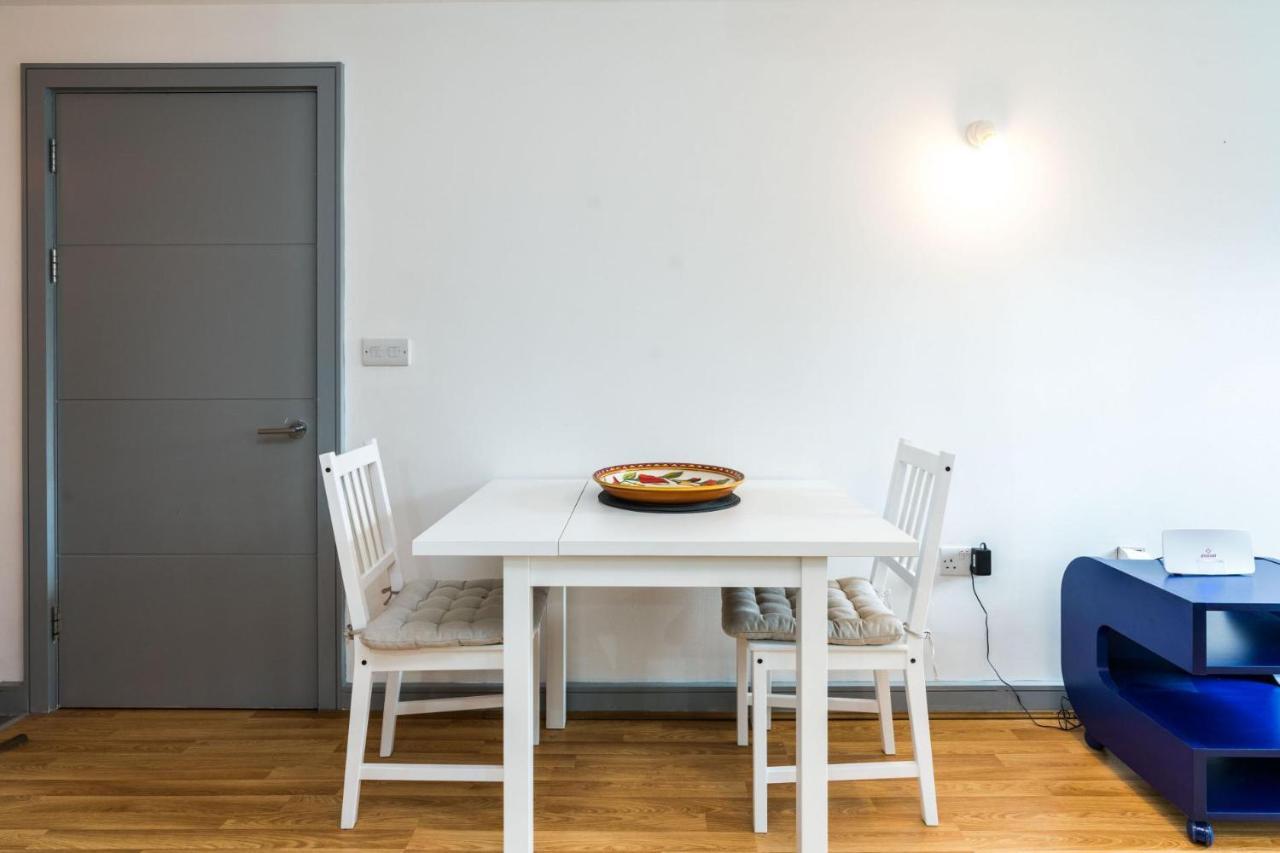 Modern Apartment In ลอนดอน ภายนอก รูปภาพ